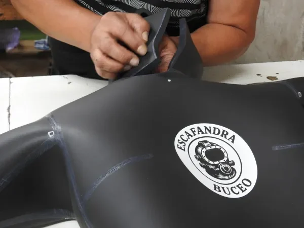 Detalle de terminación manual de un traje de buceo Escafandra