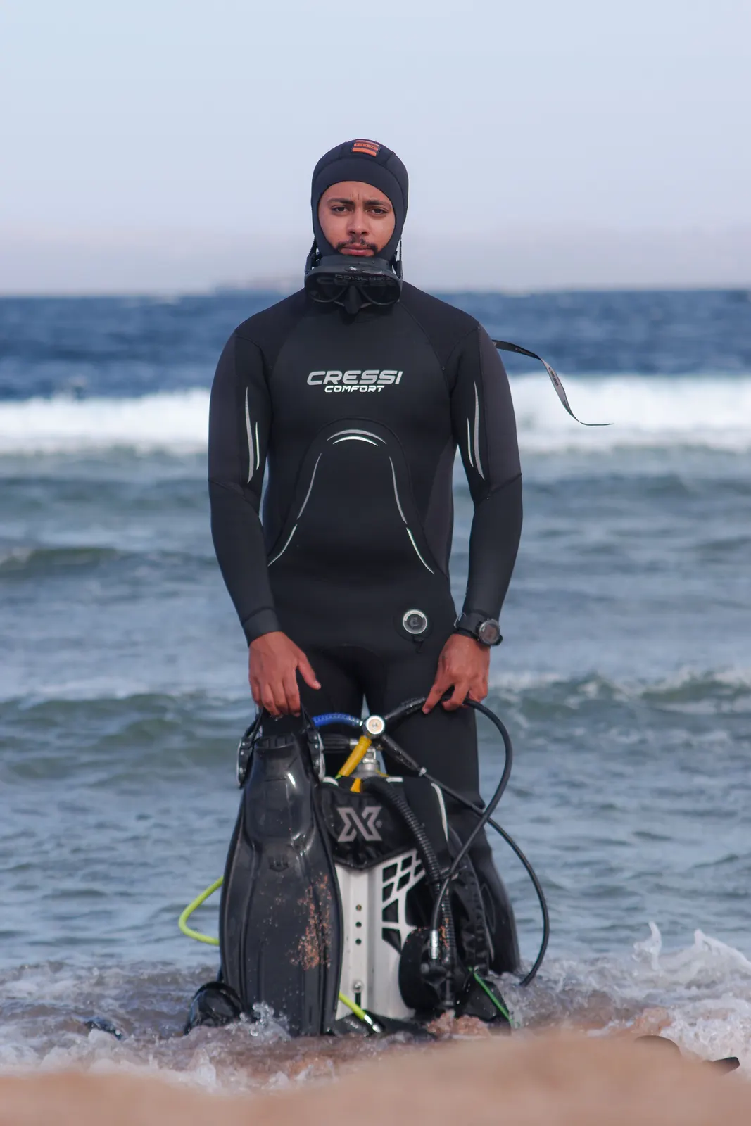 Traje de buceo negro representativo